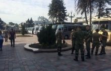 Близько тисячі мітингарів вимагають від ВР не голосувати за внесення змін до Конституції в частині децентралізації