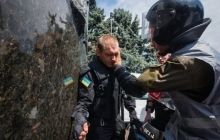 Біля готелю "Київ" відбувається сутичка між правоохоронцями та мітингувальниками під Радою