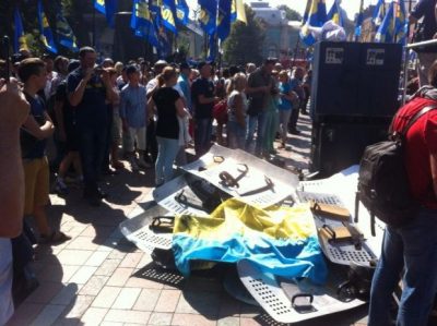 Фото Митингующие начали штурм Рады 31 августа 2015