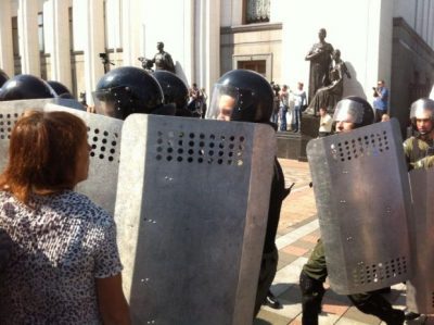 Фото Митингующие начали штурм Рады 31 августа 2015