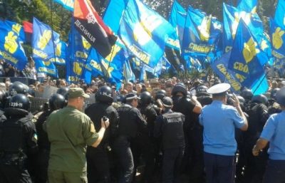 Фото Митингующие начали штурм Рады 31 августа 2015