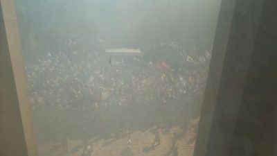 Фото Митингующие начали штурм Рады 31 августа 2015