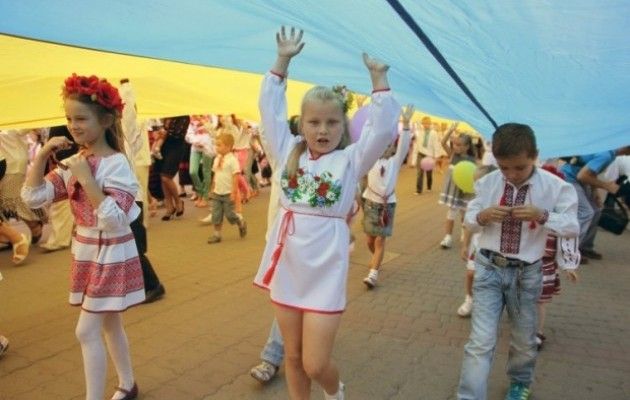 Результат пошуку зображень за запитом "парад вишиванок івано-франківськ"