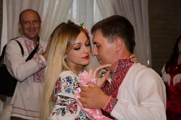 В Сартане этнические греки устроили свадьбу в вышиванках / www.0629.com.ua В Сартане этнические греки устроили свадьбу в вышиванках / www.0629.com.ua