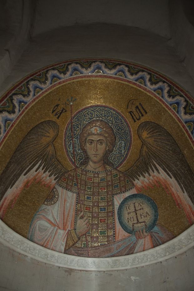 Мозаичный образ Архангела Михаила в левой конхе собора.