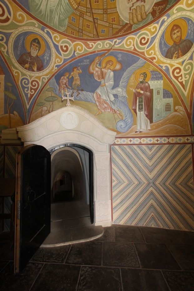 Образ Архангела Михаила над входом в Зверинецкие пещеры.  