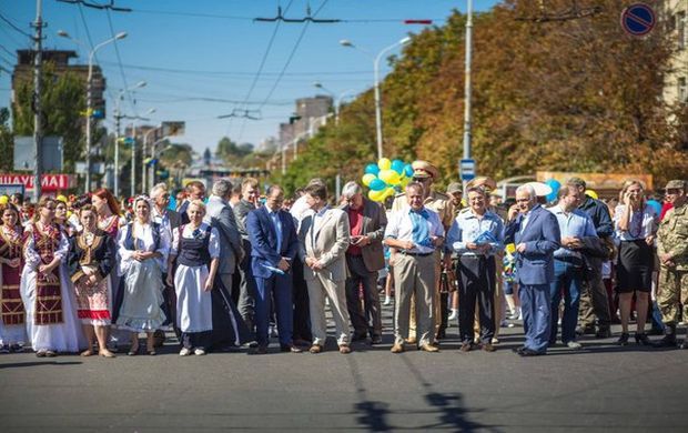 У Маріуполі в честь Дня міста пройшов парад вишиванок / vk.com/mariupol0629 У Маріуполі в честь Дня міста пройшов парад вишиванок / vk.com/mariupol0629