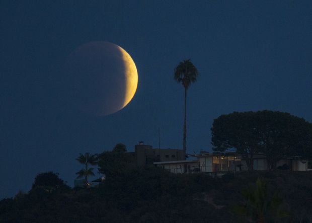 On May 21, the light reflected from the Earth will illuminate the Moon / photo REUTERS