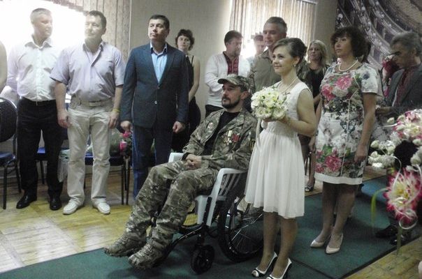 После церемонии молодоженов поздравили власти города, общественные активисты, бойцы батальона После церемонии молодоженов поздравили власти города, общественные активисты, бойцы батальона