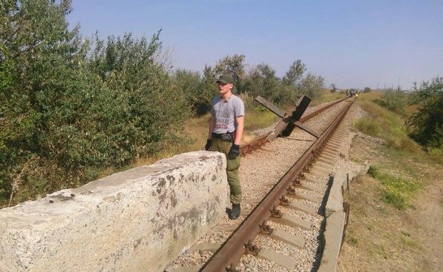 На железнодорожных путях установлены два больших бетонных блока и противотанковый / Facebook/Блокада Криму/Правий сектор На железнодорожных путях установлены два больших бетонных блока и противотанковый / Facebook/Блокада Криму/Правий сектор