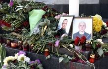 Киевляне приносят цветы к месту гибели нацгвардейца под Радой (фоторепортаж)