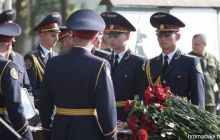 У Нових Петрівцях прощаються із загиблими в сутичках під Радою нацгвардійцями (фоторепортаж)