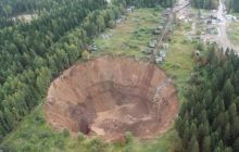 Величезний провал у землі в Пермському краї Росії збільшився в рази (фото, відео)