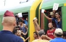Венгрия: мигранты отказываются сойти с поезда возле лагеря беженцев - BBC