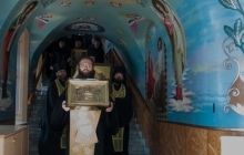 Монахи и семинаристы со святынями объехали вокруг столицы и помолились о дожде