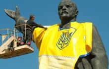У Запоріжжі на пам'ятник Леніну одягли форму збірної України