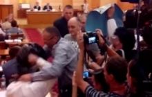 В Одесі активісти з вимогою визнати РФ країною-агресором наділи на депутата сміттєвий пакет (відео)
