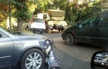 На одній з центральних вулиць Сімферополя у ДТП потрапив російський "Град" (фото)
