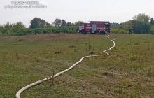 На Тернопільщині другу добу гасять пожежу поблизу газопроводу (фоторепортаж)