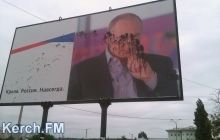 В оккупированной Керчи снова облили краской билборды с Путиным (фото)