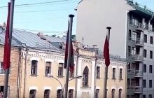 У центрі Москви затримали чоловіка, який кидав з даху будинку цеглини на перехожих і автомобілі (відео)