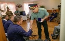 Полторак наградил 14 раненых военных именными часами и денежными премиями