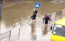 У Львові поліцейські на руках винесли пасажирів із затопленої маршрутки (відео)