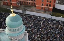 У центрі Москви десятки тисяч мусульман святкують Курбан-Байрам (фото, відео)