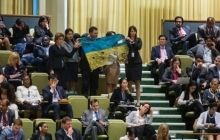 Українська делегація розгорнула перед Путіним прапор, привезений з Іловайська