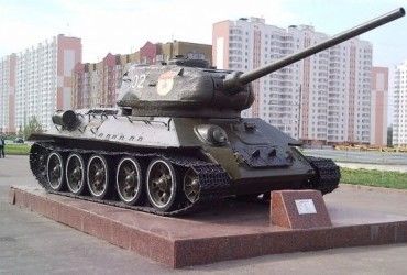 Приколюватися нема сенсу: в РФ запропонували відправити на фронт танки з постаментів