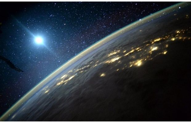 Цивільна місія від компанії "SpaceX" відправиться на орбіту: що чекає космічних туристів (відео)