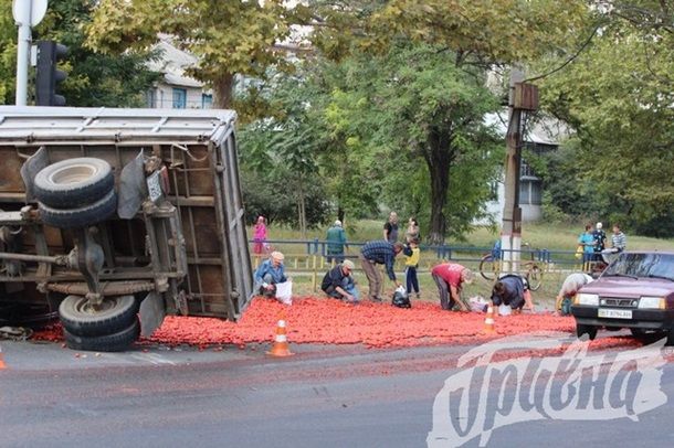 Херсонцы набросились на уцелевшие помидоры на месте ДТП / grivna.ks.ua Херсонцы набросились на уцелевшие помидоры на месте ДТП / grivna.ks.ua