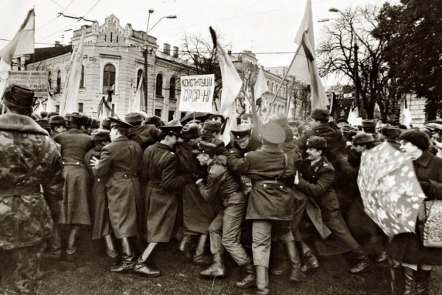 Сотрудники милиции сдерживают напор митингующих возле здания Верховной Рады во время митинга в поддержку Независимости Украины в Киеве в октябре 1991г. 