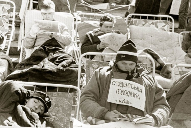  Студенческая голодовка во время митинга на площади Октябрьской революции (сейчас Майдан Незалежности) в поддержку Независимости Украины в Киеве в октябре 1991г