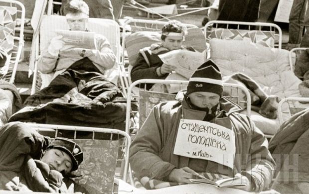 Студентське голодування під час мітингу на площі Жовтневої революції (зараз Майдан Незалежності) на підтримку Незалежності України в Києві в жовтні 1991р / УНИАН Студентське голодування під час мітингу на площі Жовтневої революції (зараз Майдан Незалежності) на підтримку Незалежності України в Києві в жовтні 1991р / УНИАН