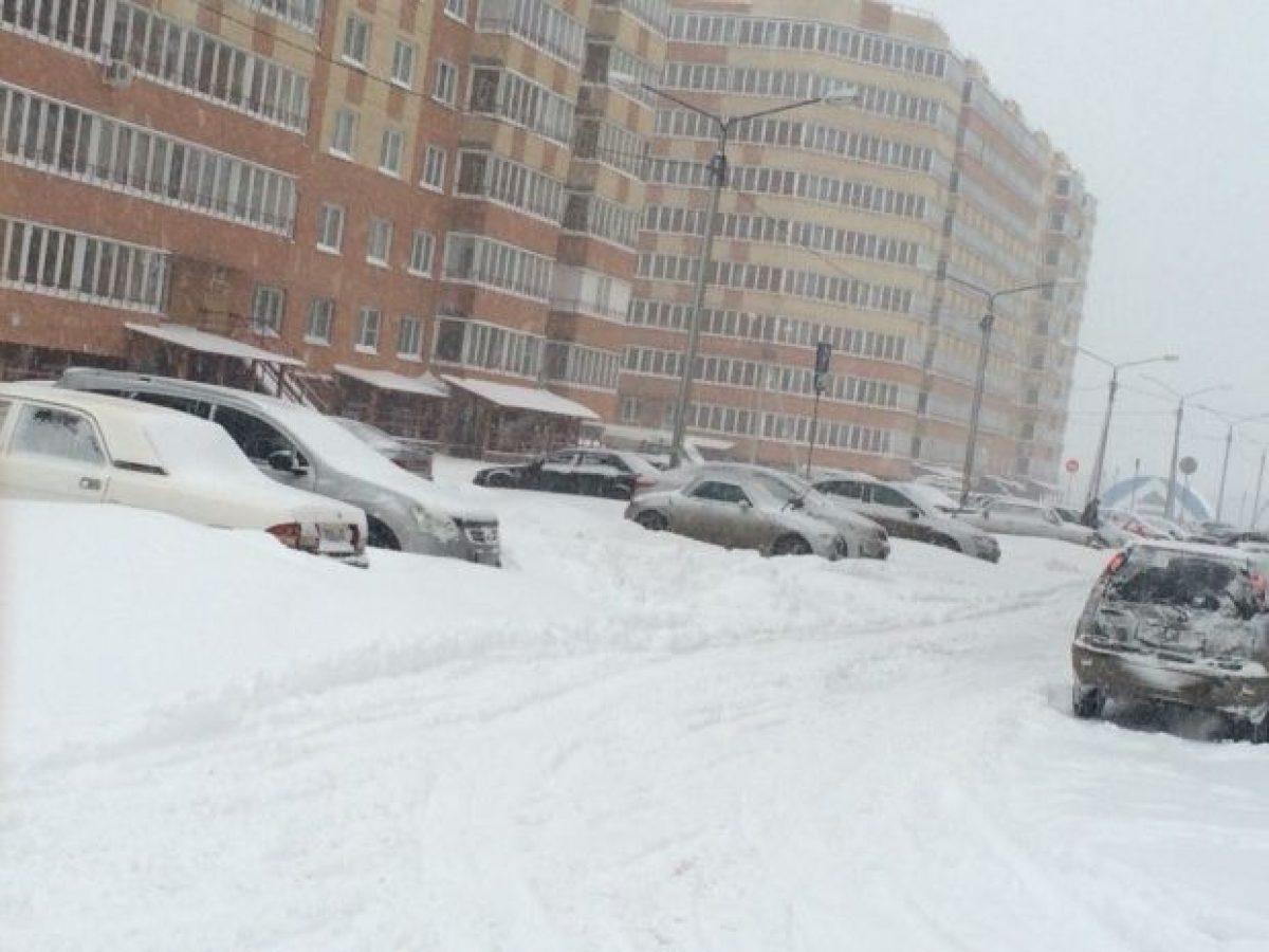 Омск выпал снег. Снег в Омске. Снегопад в Омске. Омск сугробы. Сильный снегопад.