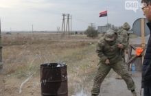 Блокада Крыма: "Правый сектор" уничтожил дорогое вино из Франции (фото)
