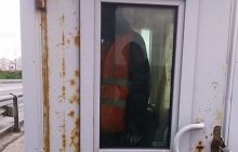 У Мурманську манекен у формі охоронця п'ять місяців "стеріг" міст і отримував зарплату (фото)