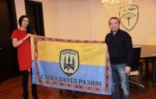 Волонтёр батальона "Донбасс" вручила Корбану памятную награду за два переданных бойцам беспилотника