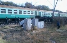 У Донецькій області електричка протаранила вантажівку і зійшла з рейок (фото)