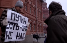 У Москві напали на літнього активіста з плакатом "Путин есть - ума не надо" (відео)