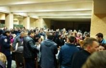 У міському виборчкомі Харкова не менше 2,5 тисяч представників ДВК почали здавати протоколи (фото)