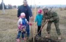 Школярі разом з військовими висадили "Алею Відродження" у Соледарі (фото)