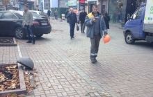 На Хрещатику невідомі вирвали бетонні обмежувачі, водії знов перетворили тротуар на парковку (фото)