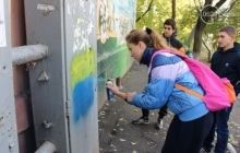 Написи сепаратистського характеру у Маріуполі зафарбовують у кольори національного прапора (фото)