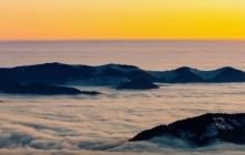 Фотограф зняв вражаючі "молочні хвилі" хмар над українськими Карпатами (відео)