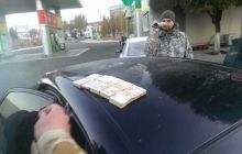 На Донеччині затримали прикордонників під час отримання хабара у 200 тисяч від контрабандистів (фото)