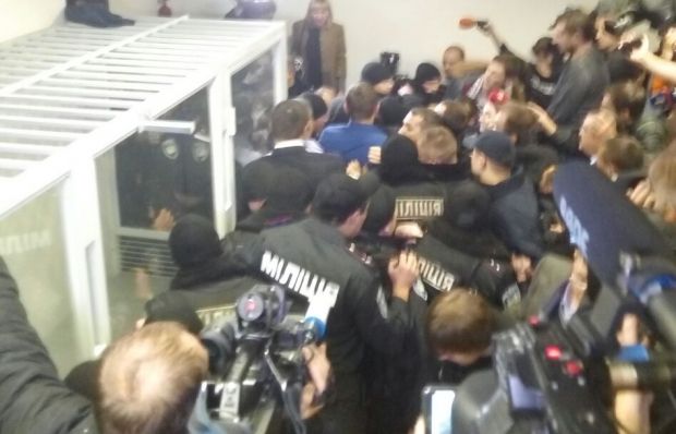 До райвідділка забрали прокурора, який побився з Парасюком / @RomanKravets, @HromadskeTV 