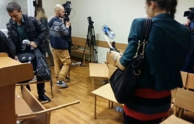 Зал суда после потасовки / @HromadskeTV