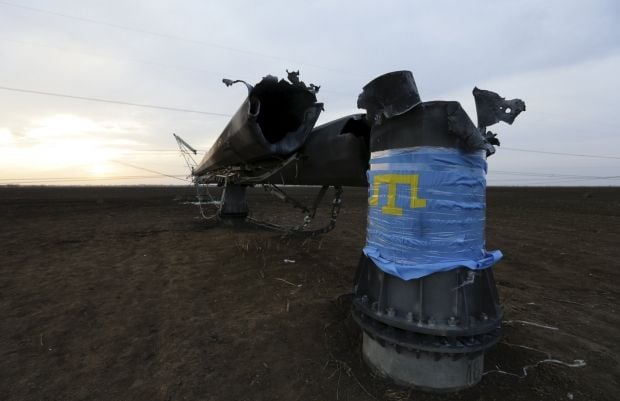 Поваленная опора ЛЭП во время блокады Крыма / REUTERS